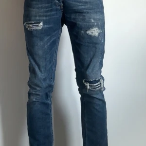 Blå skinny jeans från George - Säljer detta snygga dondups, är som nya, ändå som visar användning är slitsen på höger knät.köpta för 2400kr på dondup.