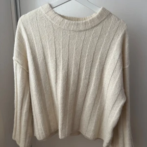 Vit ribbstickad tröja Gina Tricot - Supermjuk och ribbstickad tröja från Gina Tricot. Tröjan har en relaxed fit med breda vertikala ränder, rund halsringning och långa ärmar. Perfekt för lager-på-lager och chill vibes under kyliga dagar. Nypris ca 400kr☺️