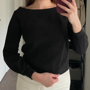 Collegetröja - Svart sweatshirt med bred ringning som även kan bäras off-shoulder