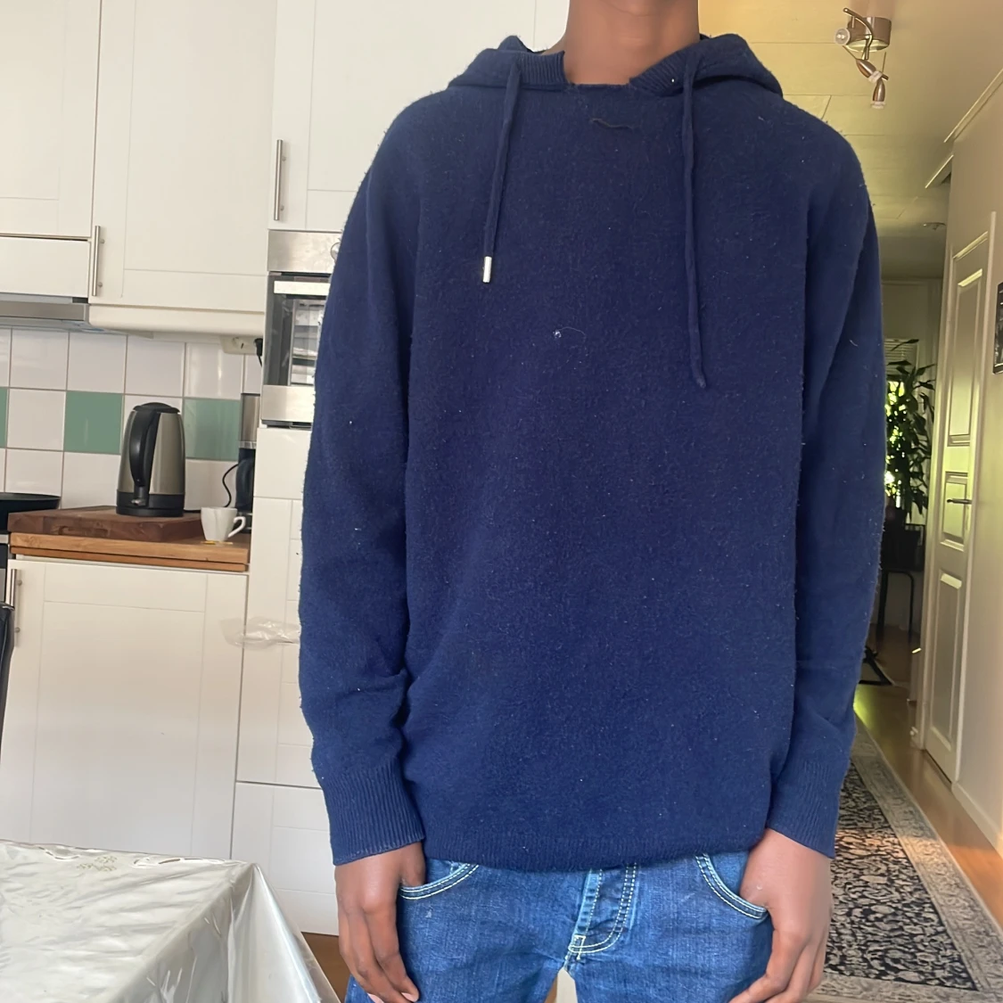 Mörkblå merinoull hoodie med huva - 4