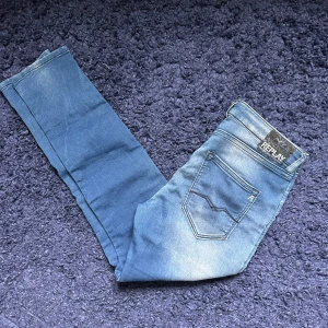 Blå Replay jeans med normal passform - Säljer ett par klassiska blå jeans från Replay med snygga slitningar, jag har använt dessa ett fåtal gånger och är riktigt feta säljer. Ställ om ni har några frågor 🤝👍