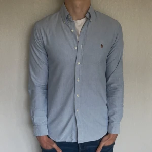 Ralph lauren skjorta - Storlek S i slimfit | modellen är 184 cm lång och väger ca 78 kg (den är för liten för modellen) | skick 9/10