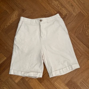 Beiga linneshorts från Selected Homme - Snygga beiga shorts i linne från Selected Homme. De har normal passform, och sitter bra på M. Orginalpris 579kr