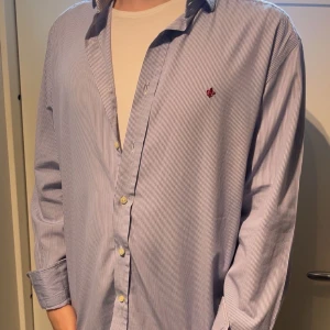 Morris skjorta  - Säljer nu min Morris skjorta 👔 Storlek: L(passar M) Skick: 9,5/10 Mycket bra skick! Mitt pris: 399kr & Ny pris 1250kr. Fraktar alltid inom 48h 📦Hör gärna av er om minsta funderingar!