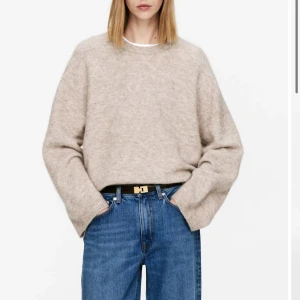 Beige stickad tröja från Arket - Beoge stickad tröja från arket. Nypris 990kr, mitt pris 450kr. Tröjan är i jättebra skick och inte alls nopprig. 