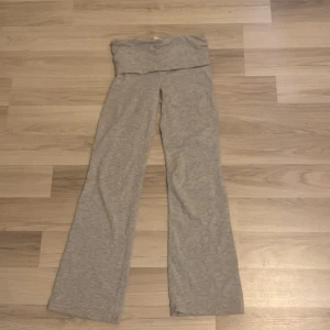 Grå yoga pants från Gina Tricot - grå yoga pants från Gina Tricot med utsvängda ben. 