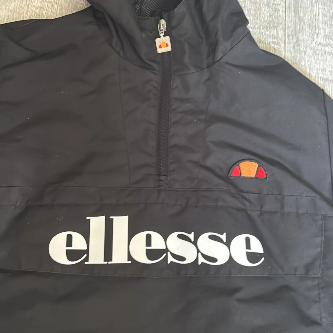 Svart vindjacka från Ellesse med luva - 3