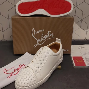 Vita Louboutins  - Säljer ett par nya vita Louboutins i läder med nitar || Storlek 42 || box och dustbag medföljer || pris kan diskuteras vid snabb affär 