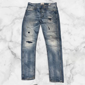 Rippade Slim jeans Jack & Jones - Super feta Slim fit jeans ifrån Jack&Jones! Riktigt sköna och feta! Knappen längst uppe har gått sönder! Men Om man sätter på ett bälte så funkar dom helt normalt då ser man inget och dom sitter perfekt! Storlek 29-32 passar även 30-30! 