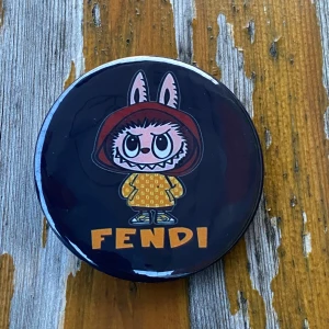 Labubu pins - Pins med Labubu. Ca 6cm.