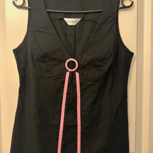 Svart topp från Topshop - supercute topp med rosa detaljer, retro/vintage vibe 🩷