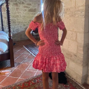 Rosa  klänning med volang - Rosa klänning med mönster ifrån hm (utsåld) i storlek S/M, står M på klänningen men sitter mer som en S . Använd 1 gång .