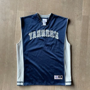 New York Yankees linne - Tjena! Säljer detta riktigt snygga Yankees linne med broderat tryck och siffran 03. Linnet säger storlek M och passar mig som har det. Men skulle även passa perfekt på någon med S. Sömmen i botten är inte helt perfekt men det är inget man lägger märke till direkt. Tveka inte o skicka frågor eller prisförslag om du är intresserad!   Mått: Längd: 62cm Bredd: 49,5cm