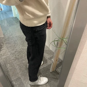 Svarta loose fit jeans från Jack&jones - Säljer ett par svarta jeans från jack&jones med loose fit och raka ben. Snyggt tvättad svart färg som ger en avslappnad vibe. Modellen heter loose crisp och är som ett par 501:or