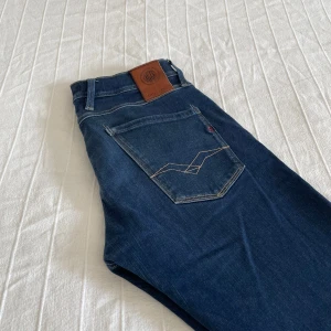 Replay Anbass jeans mörkblå - Tja, säljer dessa riktigt snygga replay Anbass jeans för att dem inte passar mig riktigt🔥W30 L34 som nyskick! Nypris ca 1600kr. Hör av dig vid minsta fundering!!