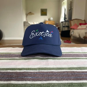 Golfkeps - Snygg  Golfkeps perfekt till sommaren. Har fler kepsar och tröjor (NYA) så en bra paket deal kan ordnas.