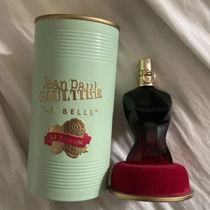 Jean Paul Gaultier parfym - La Belle Le i 30 ml från Jean Paul Gaultier. Inte original La Belle utan den ”mörkare” versionen. Helt ny från kicks, haft parfymen hemma i ett par månader och hittar ej på nån hemsida att köpa någonstans längre. 