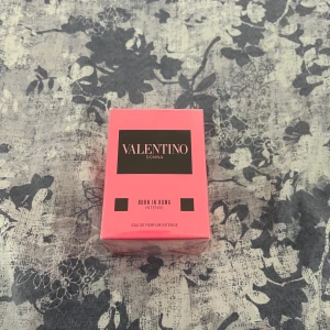 Valentino Donna Born In Roma Intense 100ml - Parfymen Valentino Donna Born In Roma Intense kommer i en snygg, rosa kartong med svarta detaljer. Flaskan rymmer 100 ml eau de parfum intense.  Är villig att förhandla pris vid snabbköp.
