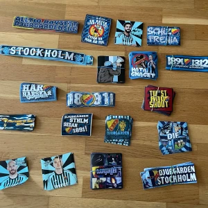 Ca 215st Djurgårds klistermärken/klibbor - Nypris: 1,3kr per klistermärke.                                                                                                           Vill du vara med och stötta Sofia läktaren samt sätta färg på din stad så passar det perfekt här!! Säljer mina klistermärken där allt går till tifogruppen. Detaljer på motiv frågas i dm/chatten.💙🩵  💛❤️💙 (Priset går att diskutera).                 