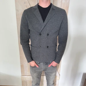 Massimo Dutti Blazer - En fin mörkgrå blazer från Massimo dutti. Materialet är bomull och skicket är väldigt bra!