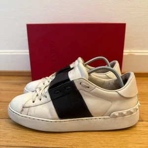 Valentino open sneakers - Säljer nu dessa fina valentino open skor | Storlek 39,5 | Bra skick, Kommer med box och även kvitto som intygar äktheten | Hör gärna av er vid frågor eller funderingar 😊