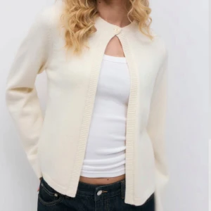 Gina tricot cardigan - Ny kofta aldrig använd inga defekter eller liknande, helt ny🤍🌸 storlek L sitter som M köpt större för att få den mer oversized men tycker den sitter helt normalt på mig som har s i toppar.