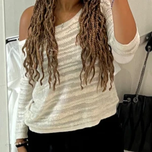 Glittrig vit stickad tröja H&M - Supersöt vit stickad tröja från H&M med glittriga detaljer i hela tyget. Tröjan är off shoulder.