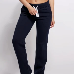 Mörkblå russemerch mjukisbyxor - Mysiga mörkblå mjukisbyxor med vit snörning i midjan. Byxorna har rak passform och är tillverkade i mjukt bomullsmaterial, perfekta för chill dagar eller när du vill vara extra bekväm. Från russemerch använt cirka 2 ggr! Skriv för mer