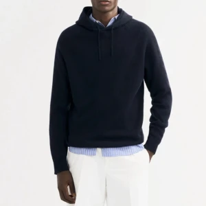 Soft Goat Hoodie - Soft Goat Hoodie i 100% Kashmir. Marinblå. Inga defekter förutom lappen som tappat lite färg. Storlek S men skulle säga den passar XS. Skriv angående frågor.