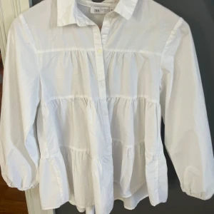 Zara blus - Jätte gullig blus från Zara i storlek 164 (skulle säga att den passar XS), mycket bra skick.