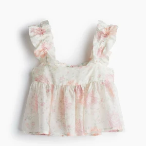 Slutsåld hm topp - Slutsåld supersöt blus med blommigt mönster. Helt oanvänd och prislapp kvar!!💕 Säljer för att den tyvärr inte passar. Skriv vid frågor.