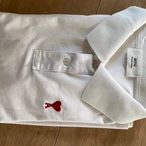 Vit pike - Vit piké ”ami” storlek S. Tröjan är närmare oanvänd och det finns inga tecken på användning. Snabb affär tack men du få såklart ställa frågor. 