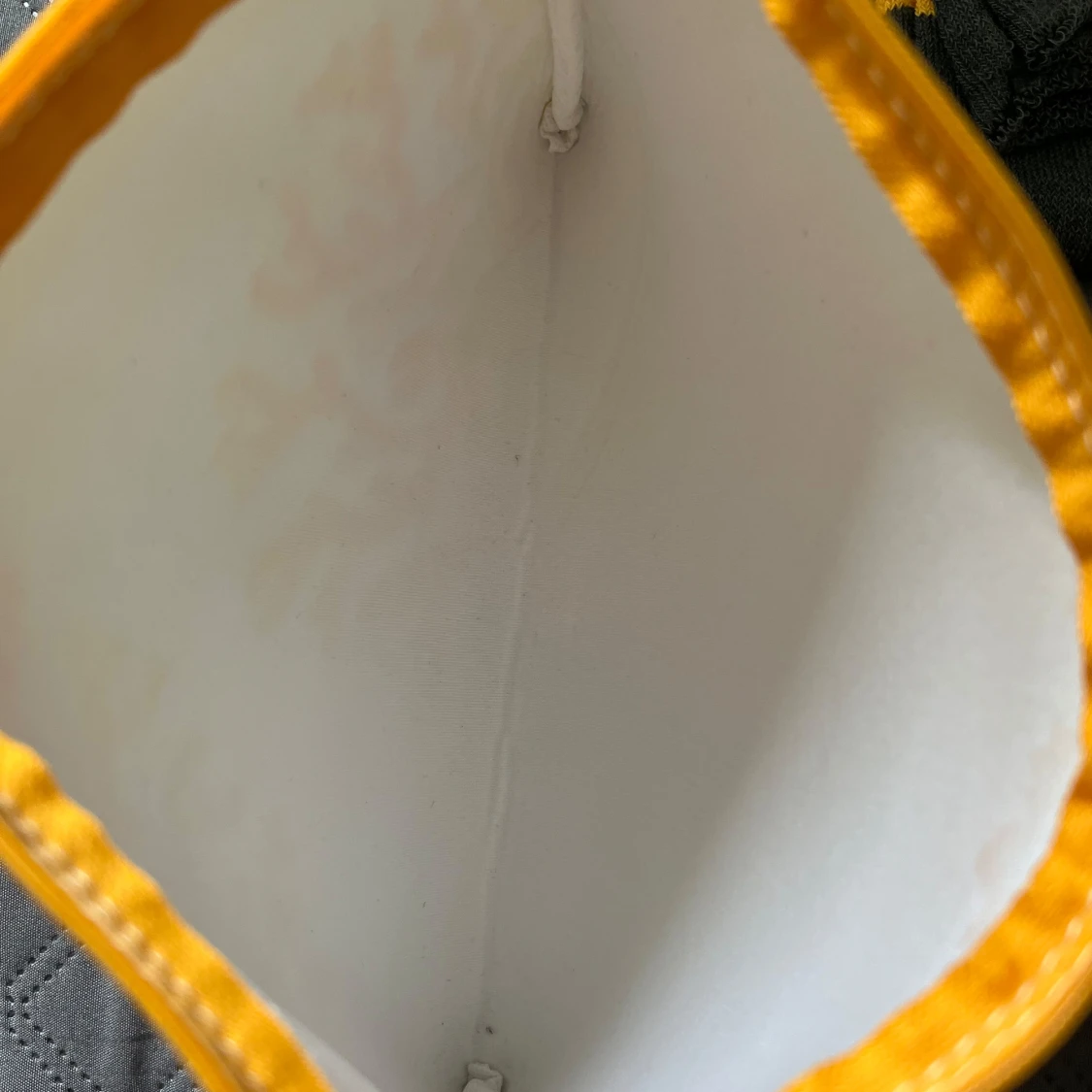 Vit och gul kuvertväska med dragkedja + sockor och öronproppar  - 1