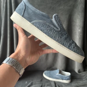 Bottega veneta slip on skor - Orginalstorlek: 42,5, sitter dock definitivt större runt 43-43,5, fråga om innermått vid osäkerhet kring passform | ingår: endast skorna | fraktar spårbart eller möts upp i Täby📍