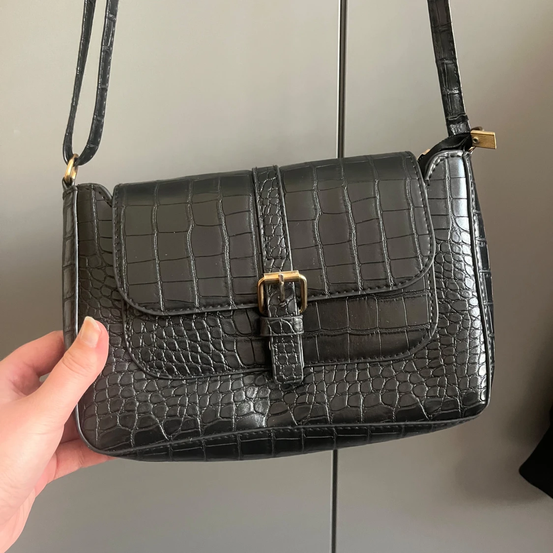 Svart axelväska i croco-imitation - 1