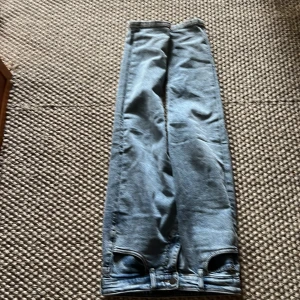 Ljusblå Lee jeans straight fit - Säljer ett par ljusblå jeans från Lee med klassisk femficksdesign och raka ben. Jeansen har Lee-logga på bakfickan och är tillverkade i mjukt denimtyg. Perfekta för dig som gillar en enkel och tidlös look. Du ska va ungerfär 155cm-160cm för att de ska passa dig