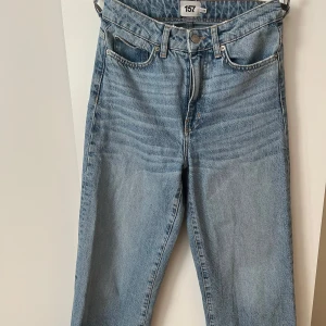 Högmidjade jeans från Lager 157 - Högmidjade (boulevard) jeans från lager 157 i storlek xs! Aldrig använda😊