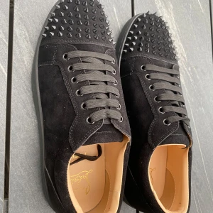 Loubutin skor storlek 44 - Storlek 44