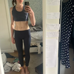 Blåa tights från DOM - Säljer ett par assköna och snygga blåa  tights från DOM. De är tighta, men också perfekta för träning eller chill. Materialet är stretchigt och följsamt, vilket gör dem riktigt bekväma. Snygg och enkel design utan synliga detaljer förutom loggan vid midjan. Mkt bra skick! Ej använda så mycke, och jag brukar vika ner så de blir lågmidjade💓