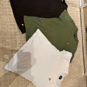 3-pack Lyle & Scott t-shirts 14-15 år - Tre klassiska t-shirts från Lyle & Scott i storlek 14-15 år/strl 170. Styckpris: 70kr.  Paketpris: 150kr🥰