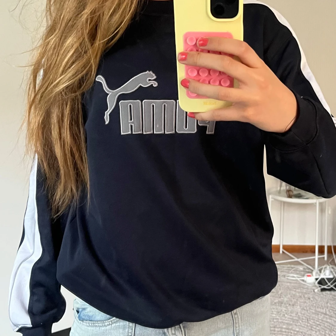Marinblå sweatshirt från Puma med logga