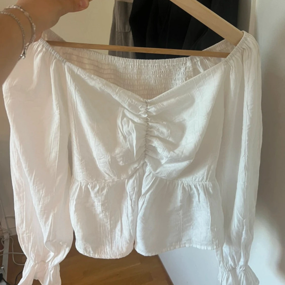 Vit blus med smock och volang - 2