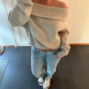 Grå offshoulder stickad tröja - Superfin ljusgrå stickad tröja med off shoulder!!