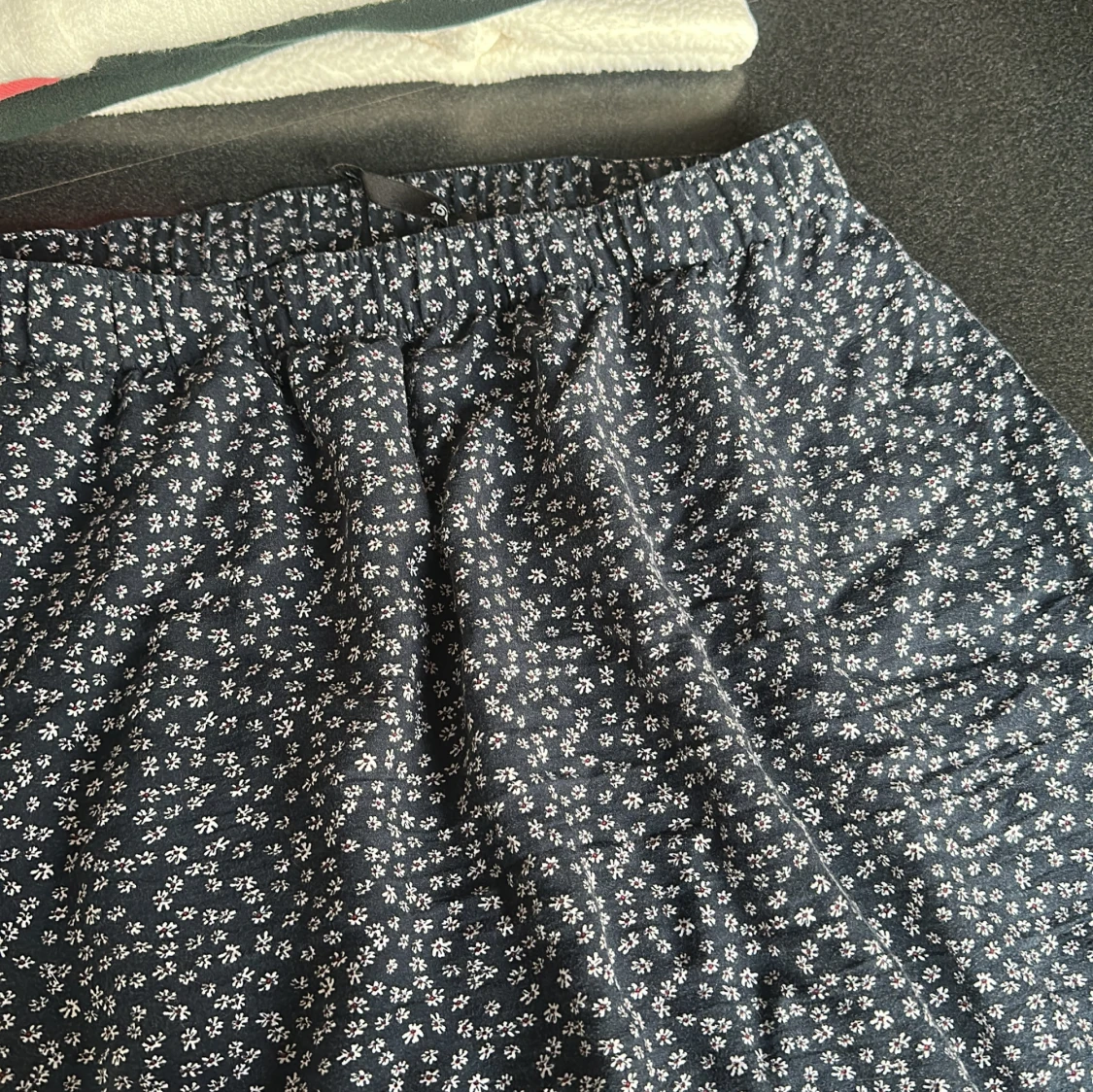 Blommig svart kjol från lager 157, stl S