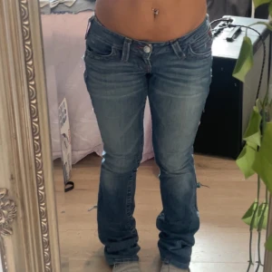 True religion jeans - Jag har sytt om till bootcut och lågmidjade Storlek 28 Midja : 37cm Innerbenslämgd: 87