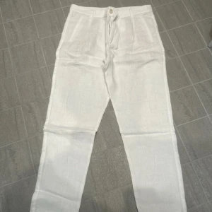 Vita linnebyxor slim - Snygga och eftertraktade vita linnebyxor i toppskick, storlek w31,,, hör av er vid minsta lilla fundering!!!
