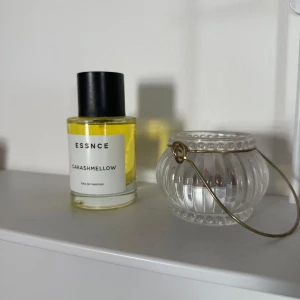 ESSNCE Carashmellow Eau de Parfum - Säljer min ESSNCE med doften Carashmellow då den doften inte passade på mig. Bara testad så helt full som ni ser på bilden