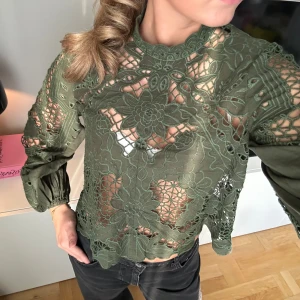 Grön festtopp Zara 💗 - Jättefin festtopp från Zara! Älskar denna så mycket, men behöver plats i garderoben 🩷