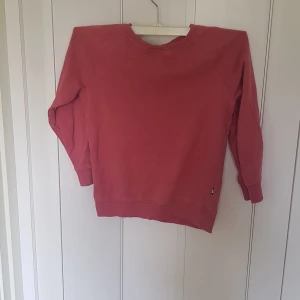 Rosa sweatshirt i bomull - Enkel och snygg rosa sweatshirt i bomull med rund hals och långa ärmar. Perfekt för dig som gillar en basic stil och vill ha något bekvämt till vardags. Ribbstickade muddar vid ärmslut och nederkant.