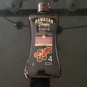 Hawaiian Tropic Tropical Tanning Oil - Hawaiian Tropic Tropical Tanning Oil med kokosdoft, 200 ml. Ger en solkysst look och innehåller oljor för en mjuk känsla på huden. Den är oöppnad. 